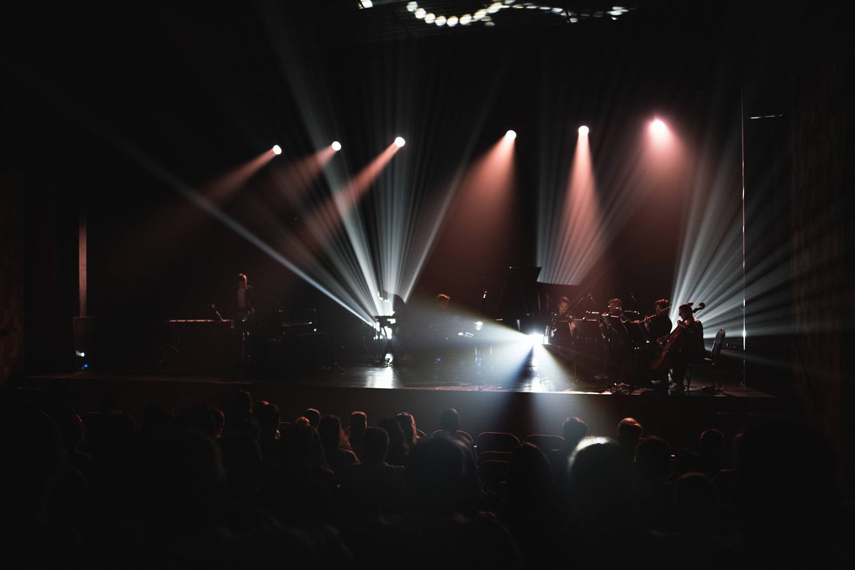 Koncert s kapelou a sláčikovým zoskupením, pohľad z hľadiska cez siluety divákov